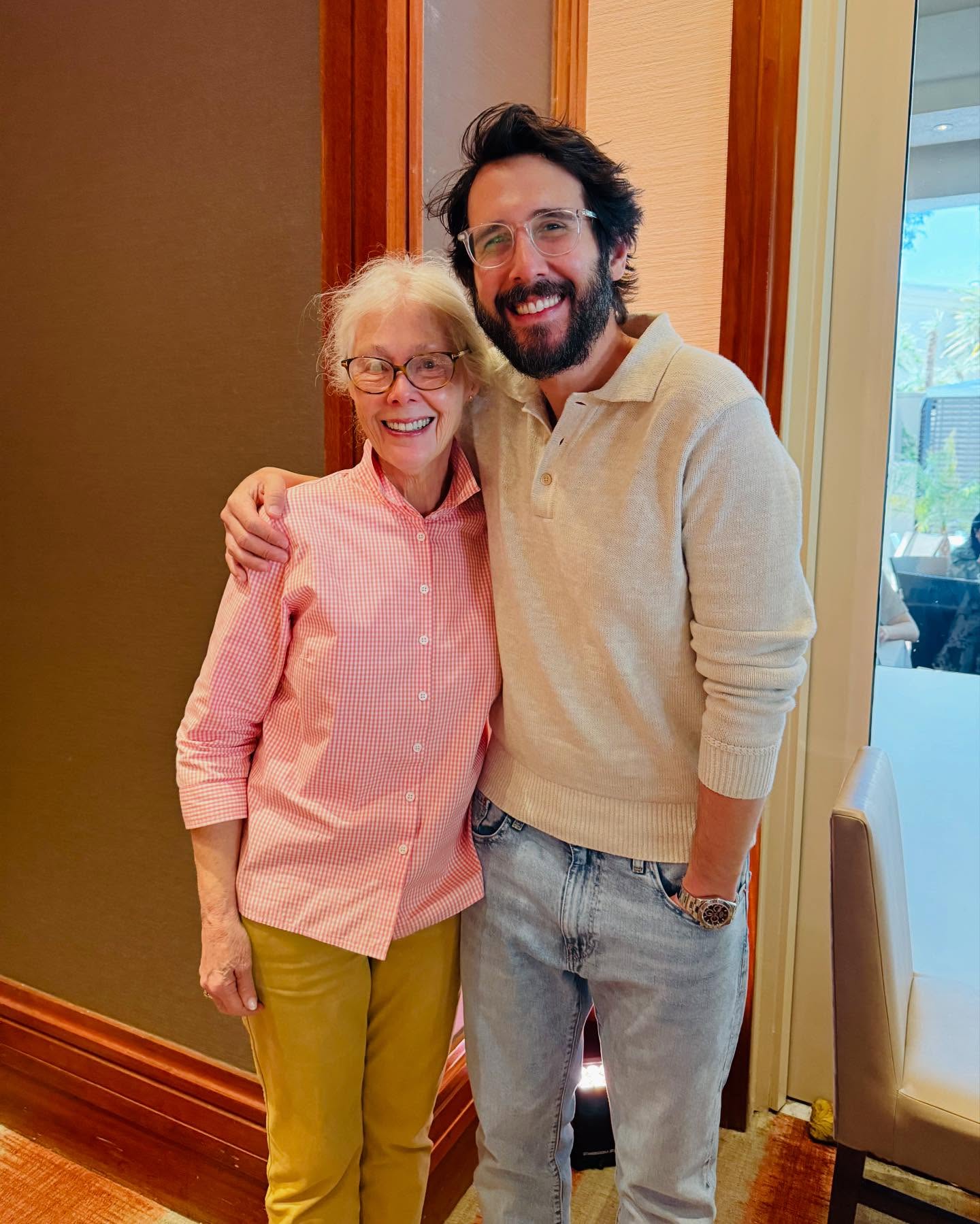 Josh Groban celebrates his mom at Caesar’s Palace in Vegas, blending love with pure legacy