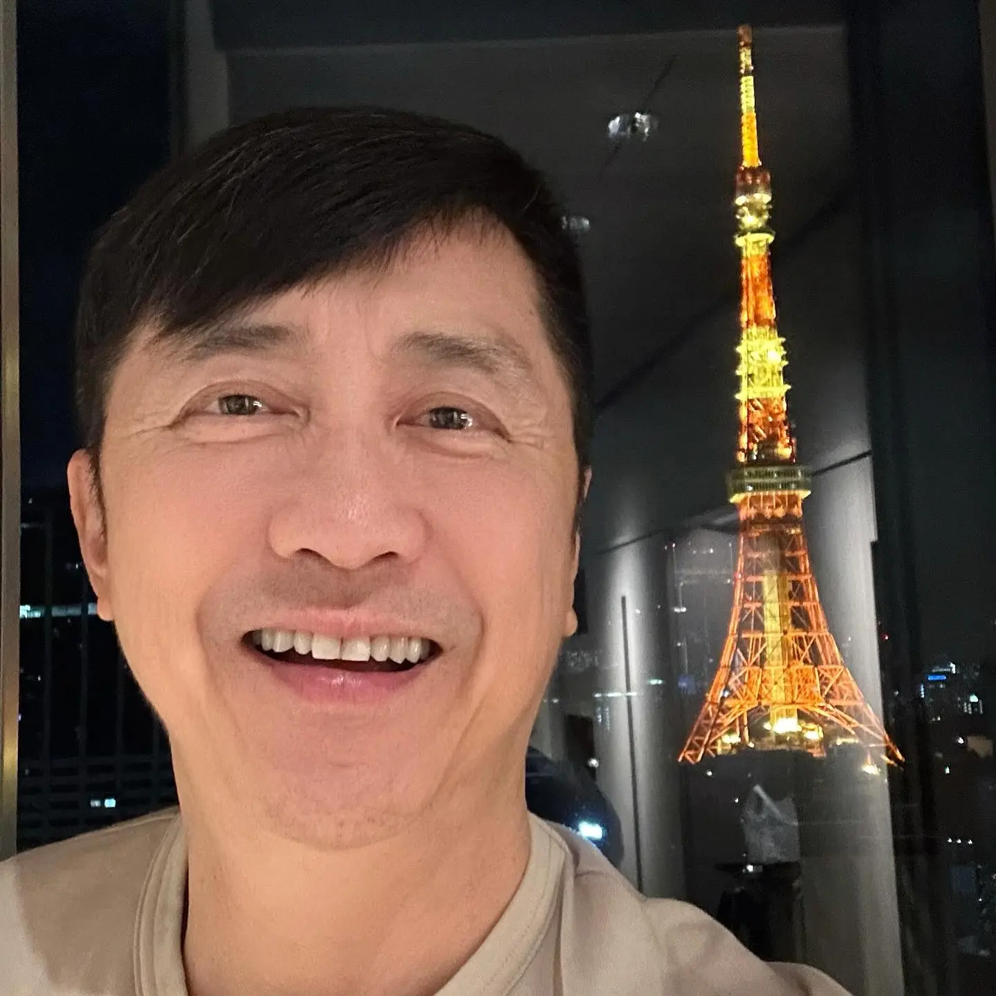Celebrity Hotel Stay Impresses With Stunning City View Taiwan pop icon Yu Cheng-hing delights fans with a picturesque hotel scene and captivating skyline.
