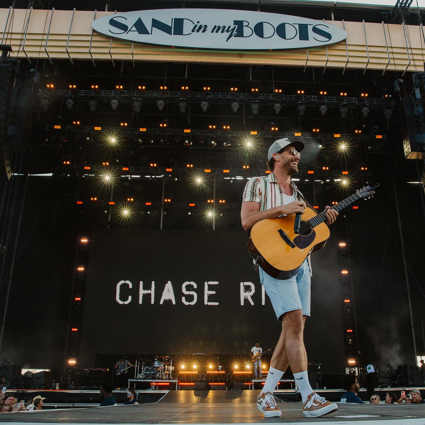 Chase Rice Brings Back Jean Shorts With Bold Performance Defying ridicule and honoring dad, Chase Rice boldly returns in jean shorts on stage now!!