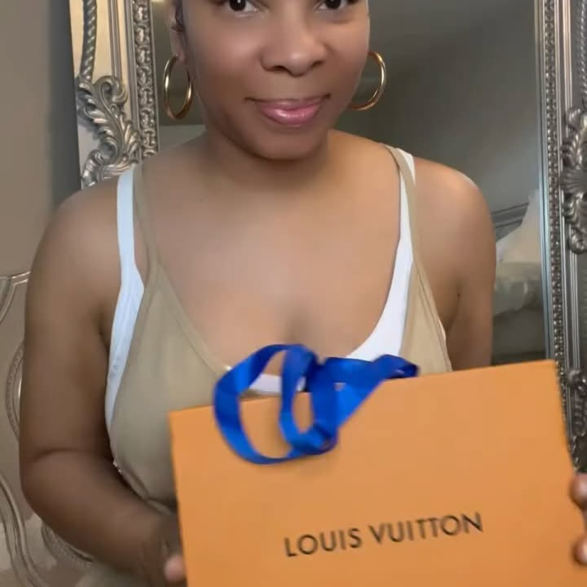 Cherie Johnson Flaunts Effortless Crossbody Luxury Cherie Johnson stuns in a chic green crossbody bag while redefining on-the-go luxury style.