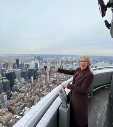 Chloe Fineman Celebrates Mother’s Day Stunt