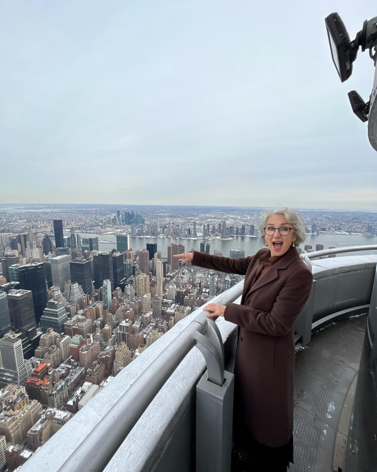Chloe Fineman Celebrates Mother’s Day Stunt Bold tribute mixing ice-cold challenge and iconic urban heights for exceptional day true!