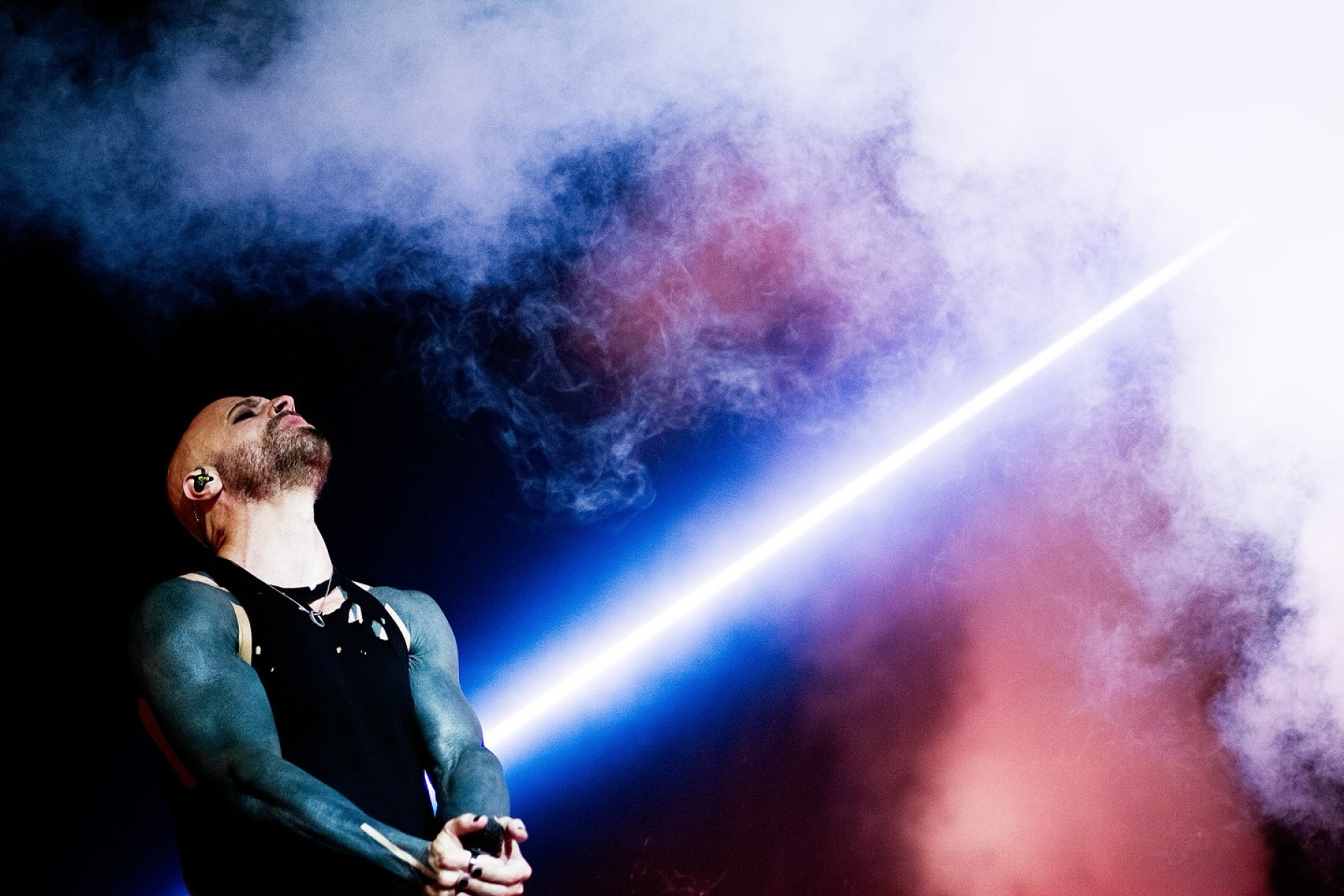 Chris Daughtry: A Candid Capture by Doolittle Doolittle’s snap shows a cool vibe mirroring Daughtry’s iconic energy. Epic rock vibe, yo!!