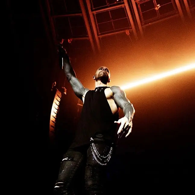 Chris Daughtry Rocks Iconic Kia Forum Show