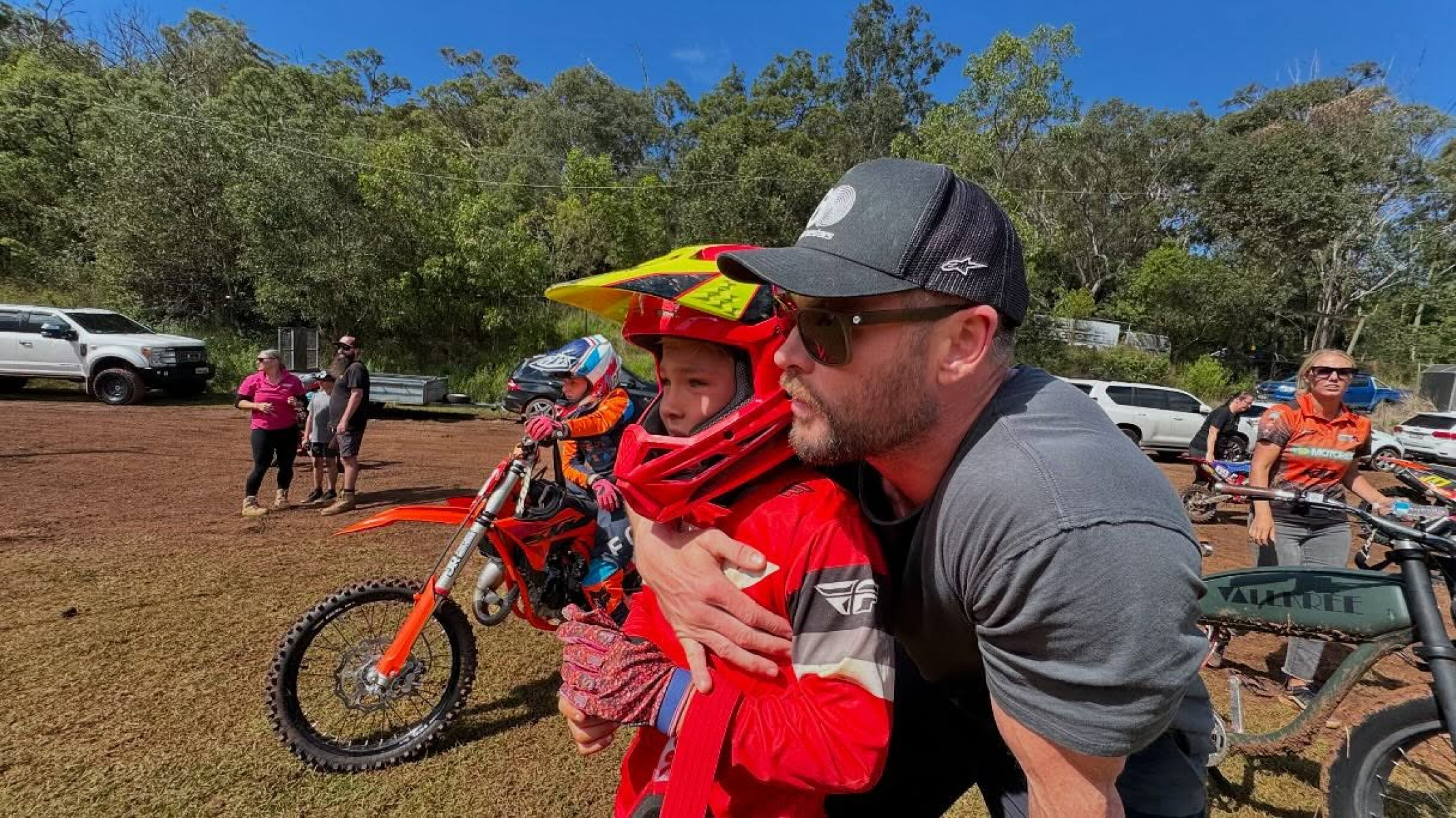 Chris Hemsworth Celebrates Son’s Racing Debut Iconic Aussie dad celebrates his son's 3rd place debut in racing with proud hearts indeed.