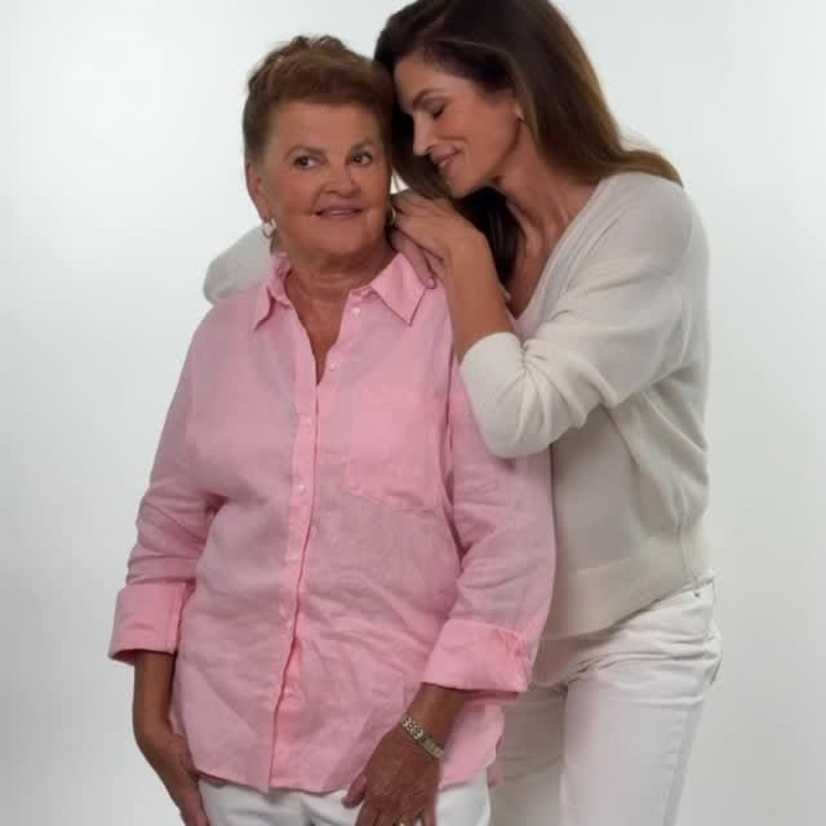 Cindy Crawford Celebrates Mother’s Day On Set On set, a heartfelt celebration of heritage with love, beauty, and grace for moms ♥ -2023!