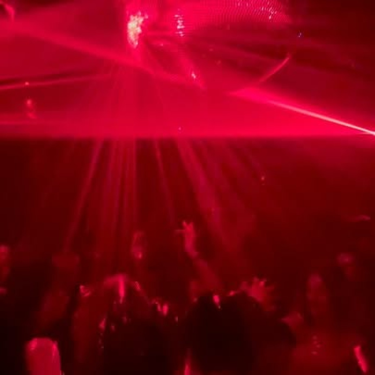 Cinematic Club Vibes At Desire’s Synthwave Showcase Immerse in cinematic club ambience as electrifying synthwave beats light up the night live