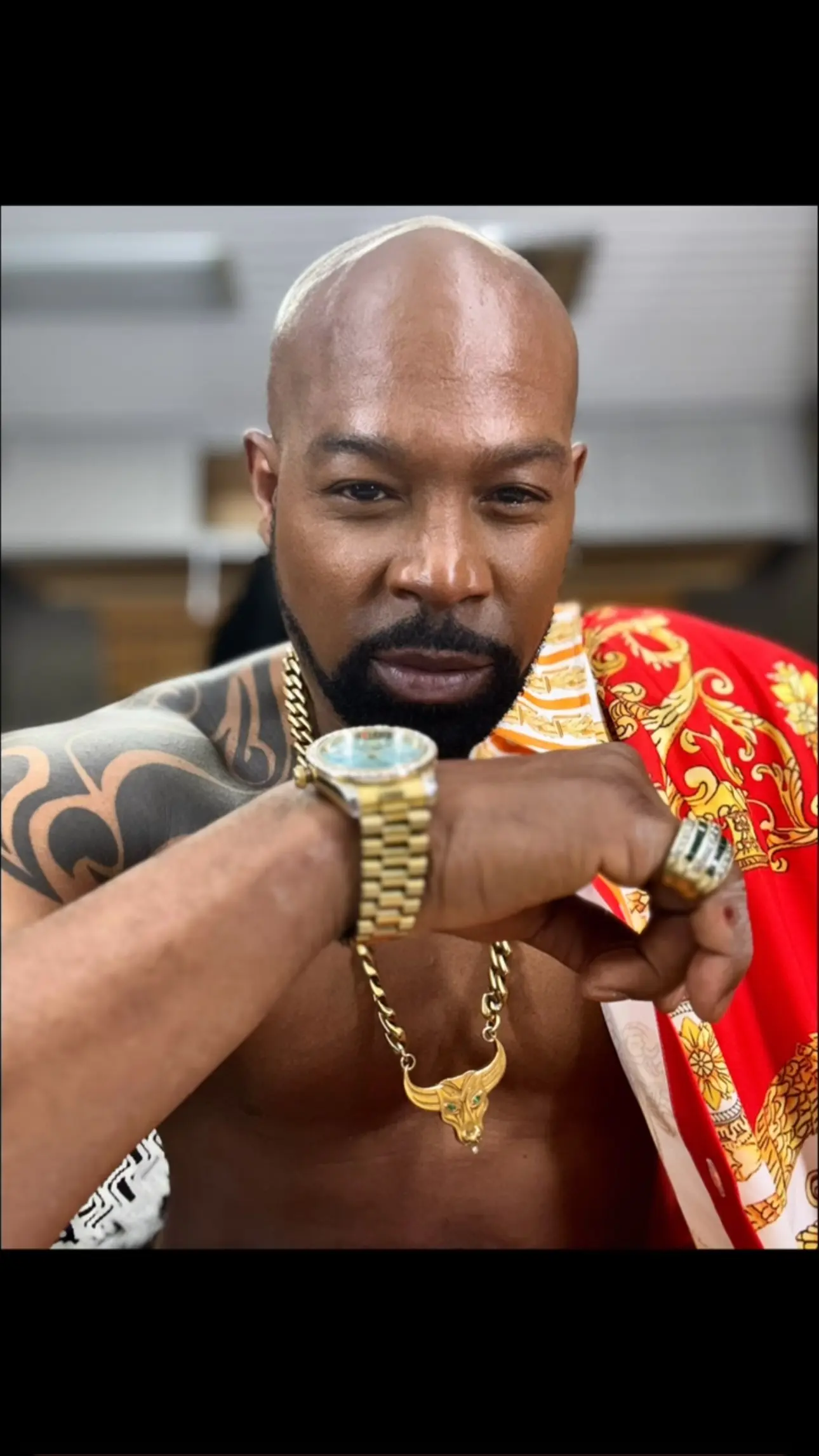 Darrin Henson dazzles his fans with bold visuals and fiery updates on his lifestyle live!!