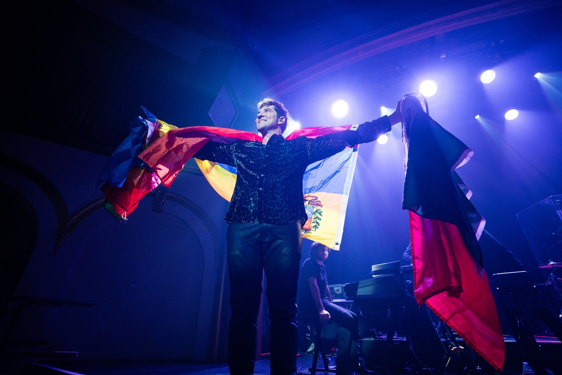 David Bisbal’s Magical Seattle Concert Unites Fans With flags and united hearts, Bisbal’s Seattle show sparked an explosion of Latin spirit!!