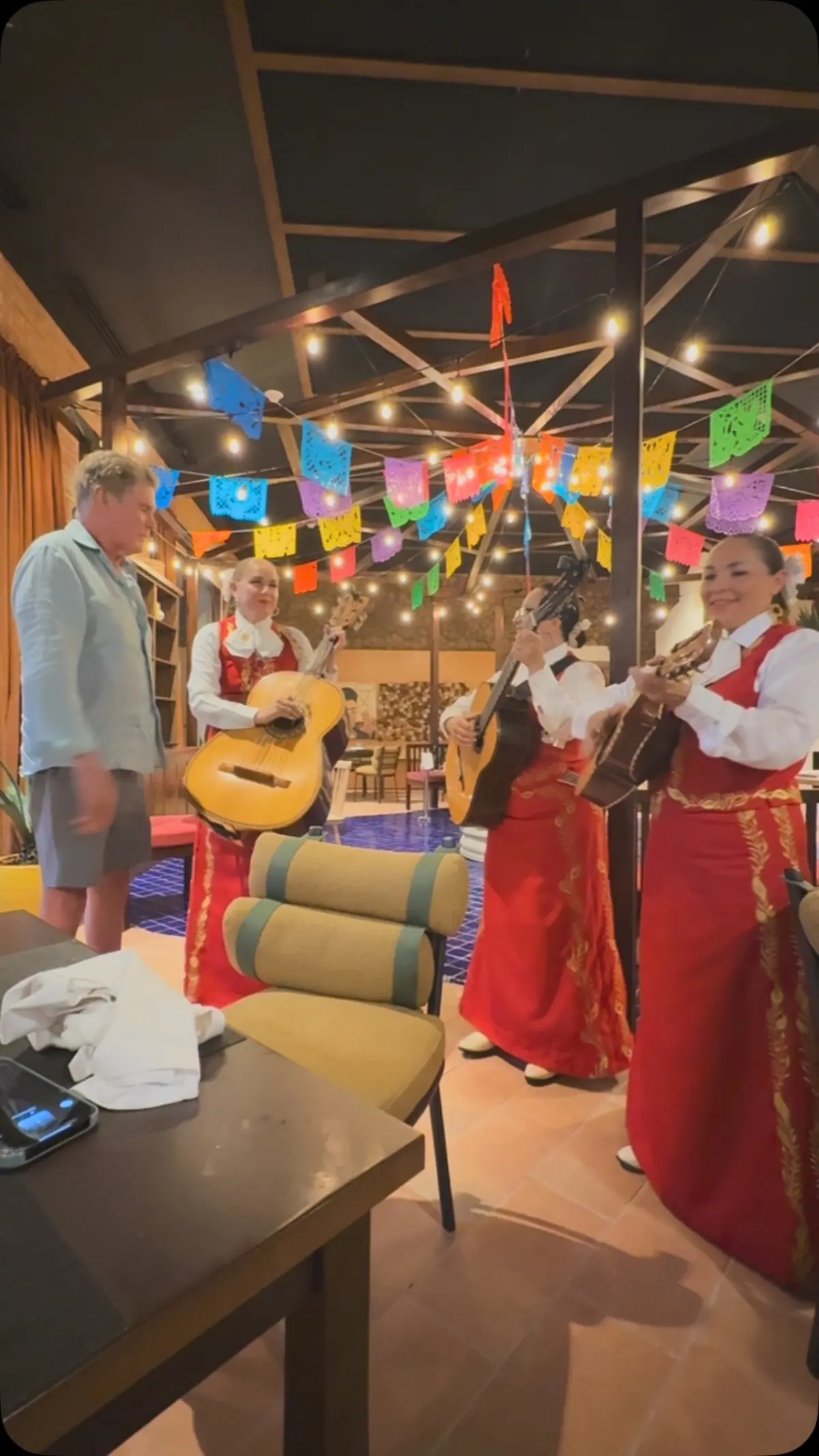 David Hasselhoff charms fans live with a heartfelt rendition of a timeless Latin ballad!!!!