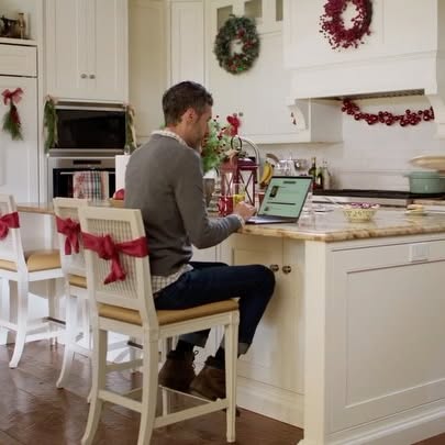 Deck The Walls Re-Airing Tonight On Hallmark Channel