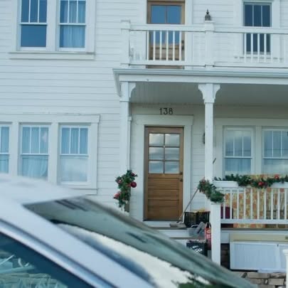 Deck The Walls Re-Airing Tonight On Hallmark Channel