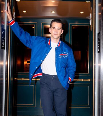Dez Duron’s Surprise Bills Anthem at So&So’s