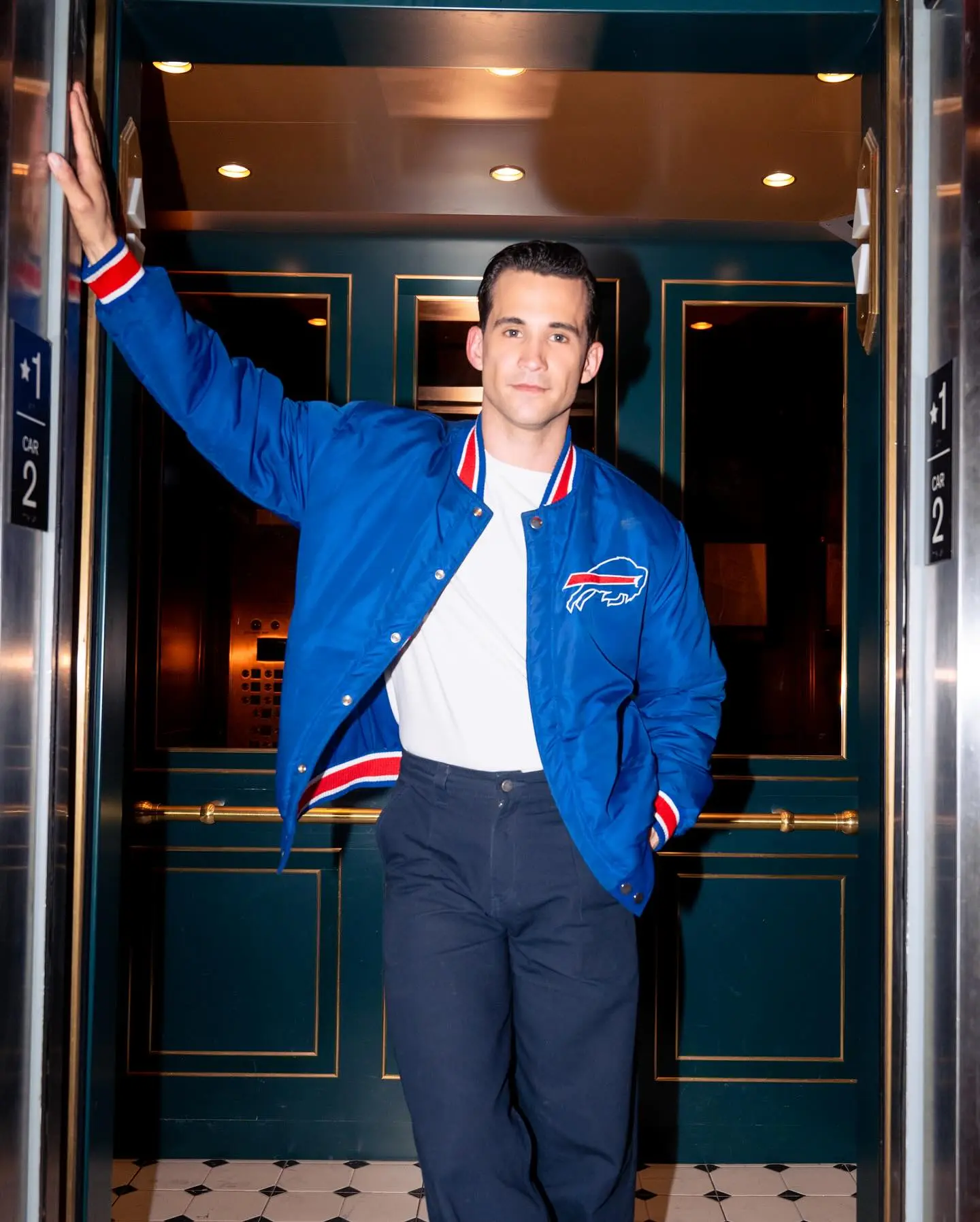 Dez Duron’s Surprise Bills Anthem at So&So’s Broadway’s favorite crooner drops by a downtown bar for a last minute tune before kickoff!