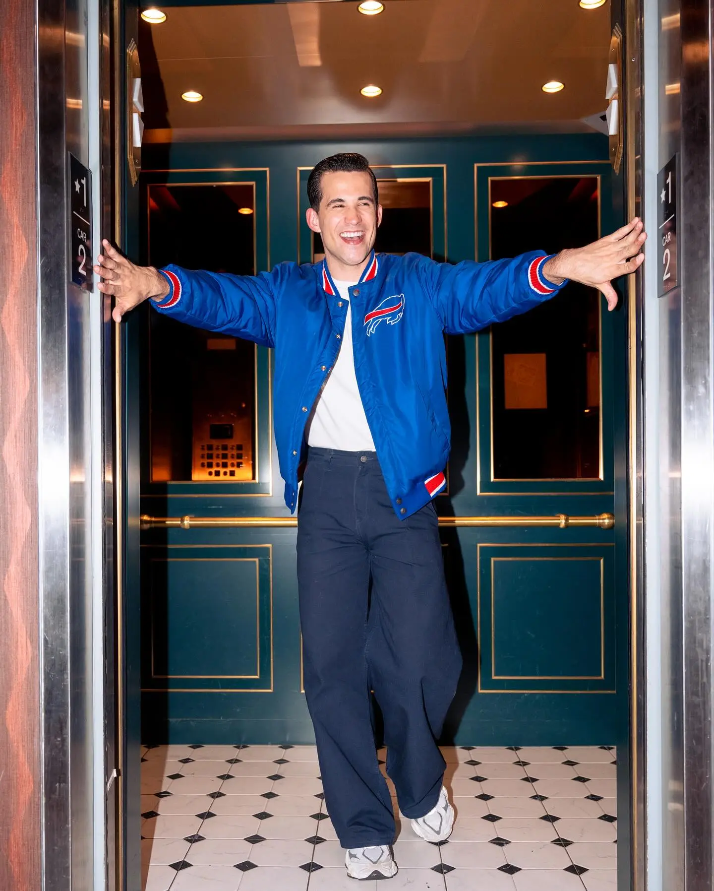 Dez Duron’s Surprise Bills Anthem at So&So’s