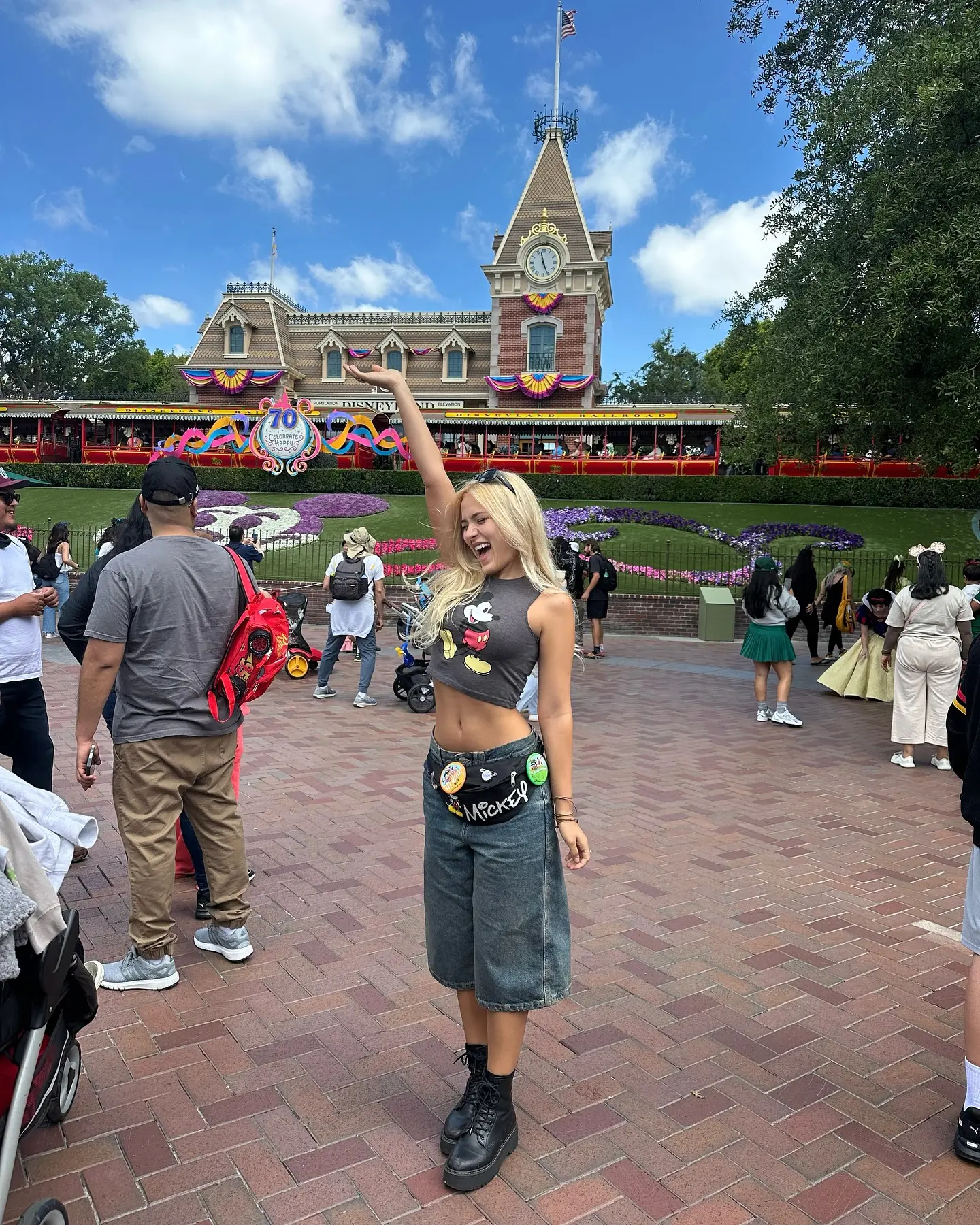 Disneyworld Expert Visits Disneyland For First Time Veteran park expert embraces Disneyland charm, leaving Disneyworld norms pleasantly awed.