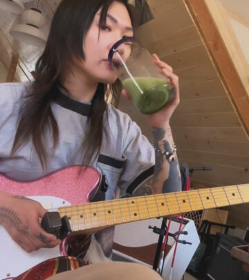 Yvette Young cooks up eerie audio textures with creative DIY techniques in a pinch - DIY!
