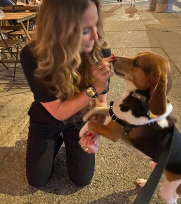 Drea de Matteo’s spotlight moment with her beagle, Dougal, brings NYC street charm to life.