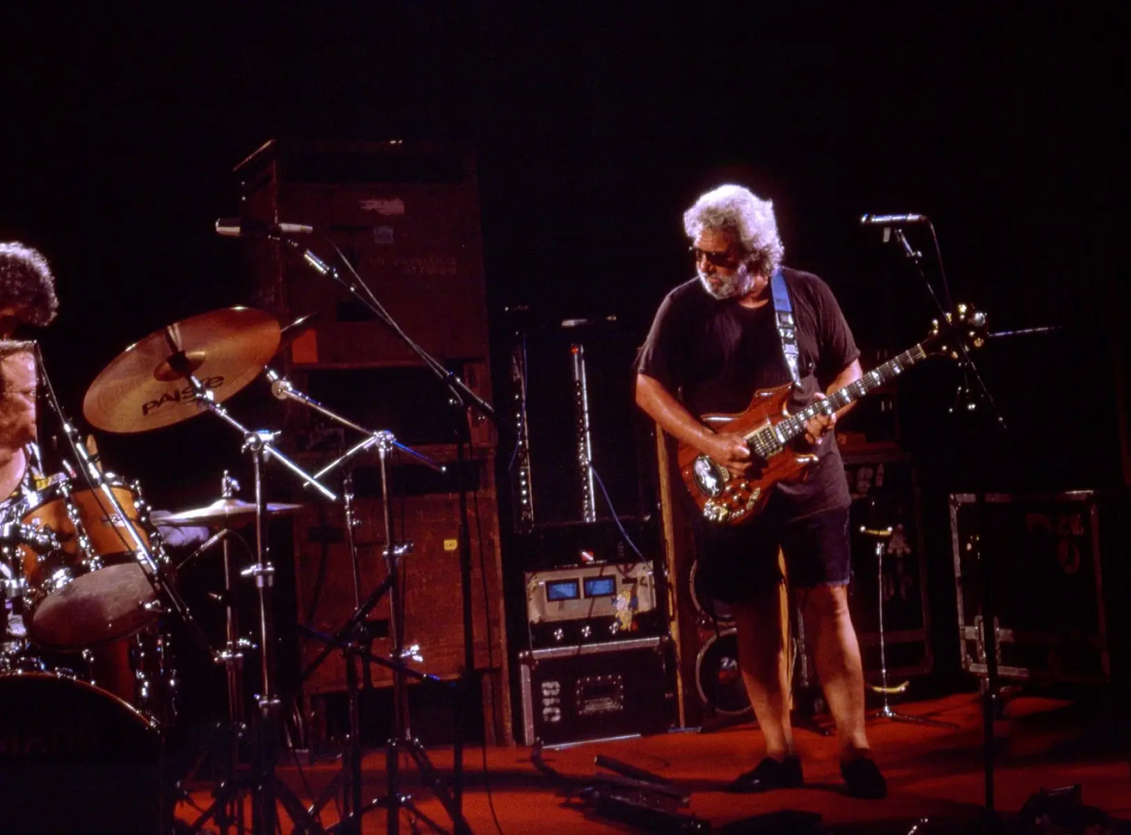 Dreamy Hilo Memory: Jerry Garcia Band’s 35-Year-Old Set Trade winds and tie-dye recall the magic of Jerry Garcia Band’s dreamy set in Hilo.