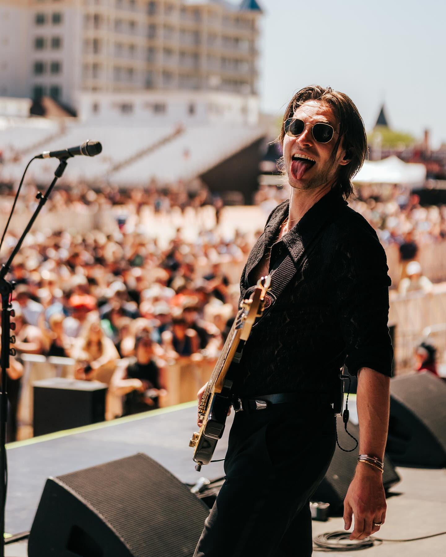 Electric Cool: The Struts Spark A Visual Buzz