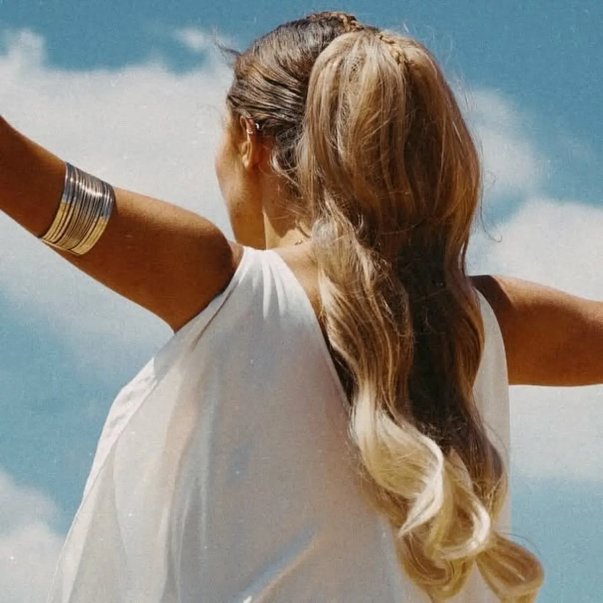 A stylish nod to Greek mythology as Ellie channels Zeus with bold makeup and waves +Vibe!