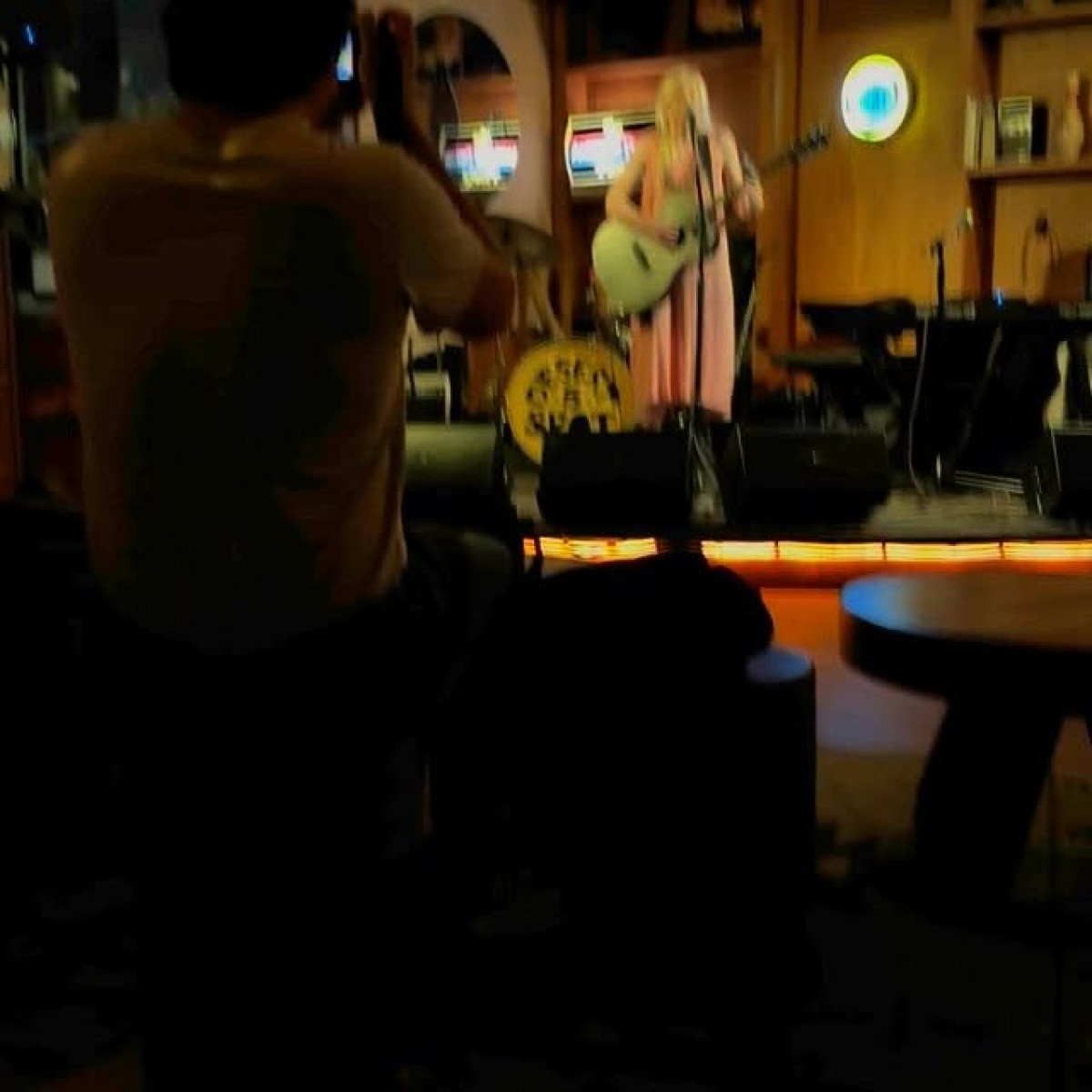 The singer-songwriter sings a final tune, exhausted yet smiling in a relaxed, sincere live vibe!
