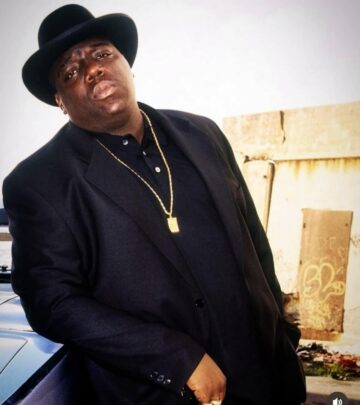 Bronx rap icon honors sports legend through a lavish royal-themed shout-out rallying fans.
