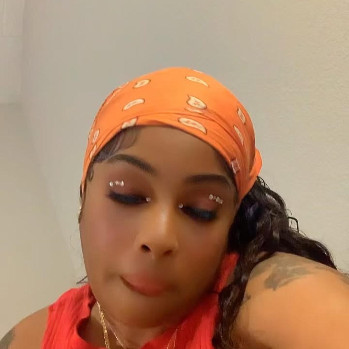 Femme Fatale Sparks Inspiration With Morning Wisdom Bold dawn insight as Lisa Hyper urges us to perfect little steps before grand achievements.