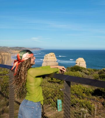 Vivid journeys: sunsets, gourmet fests, coastal thrills, koalas and modern marvels in Oz.!