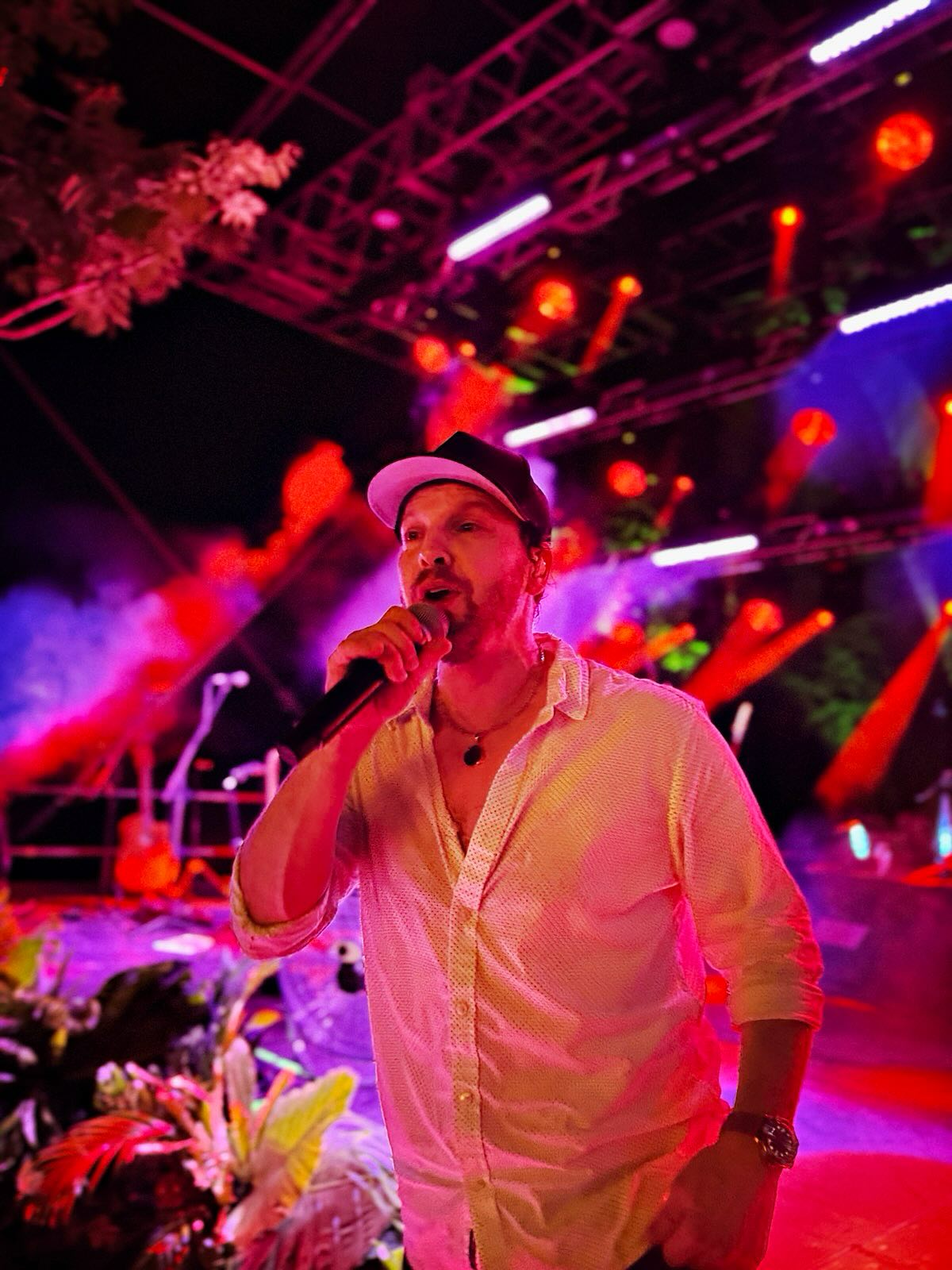 Gavin DeGraw’s Scenic Stage Show DeGraw stuns with live performance at an outdoor venue boasting breathtaking scenic views.