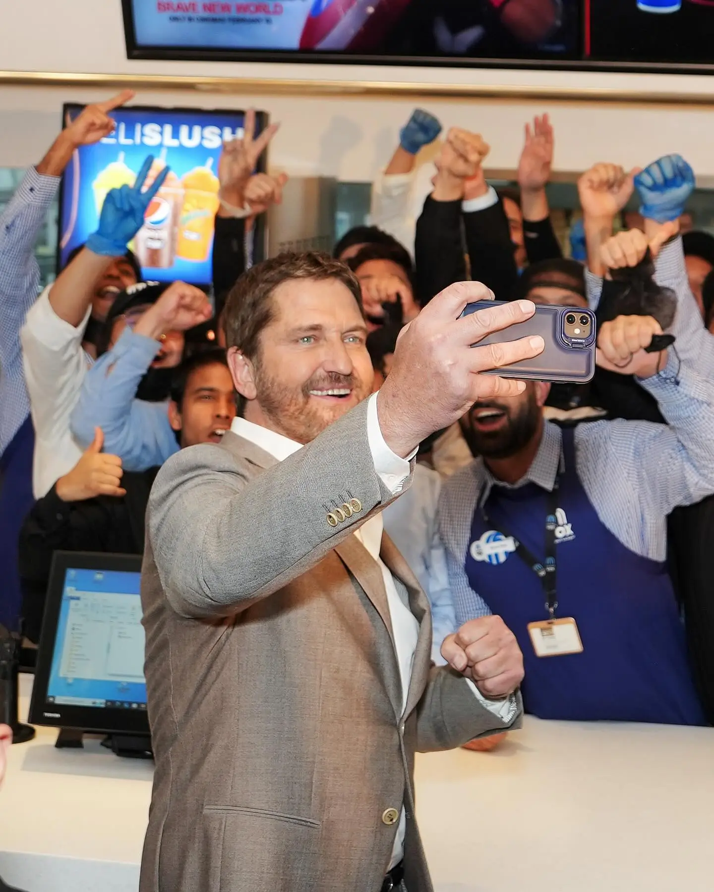 Gerard Butler Lights Up Kingdom Tower Screening