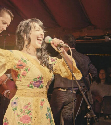 Grey DeLisle shrugs off mid-song zipper mishap at Pappy & Harriet’s amid fan applause now!