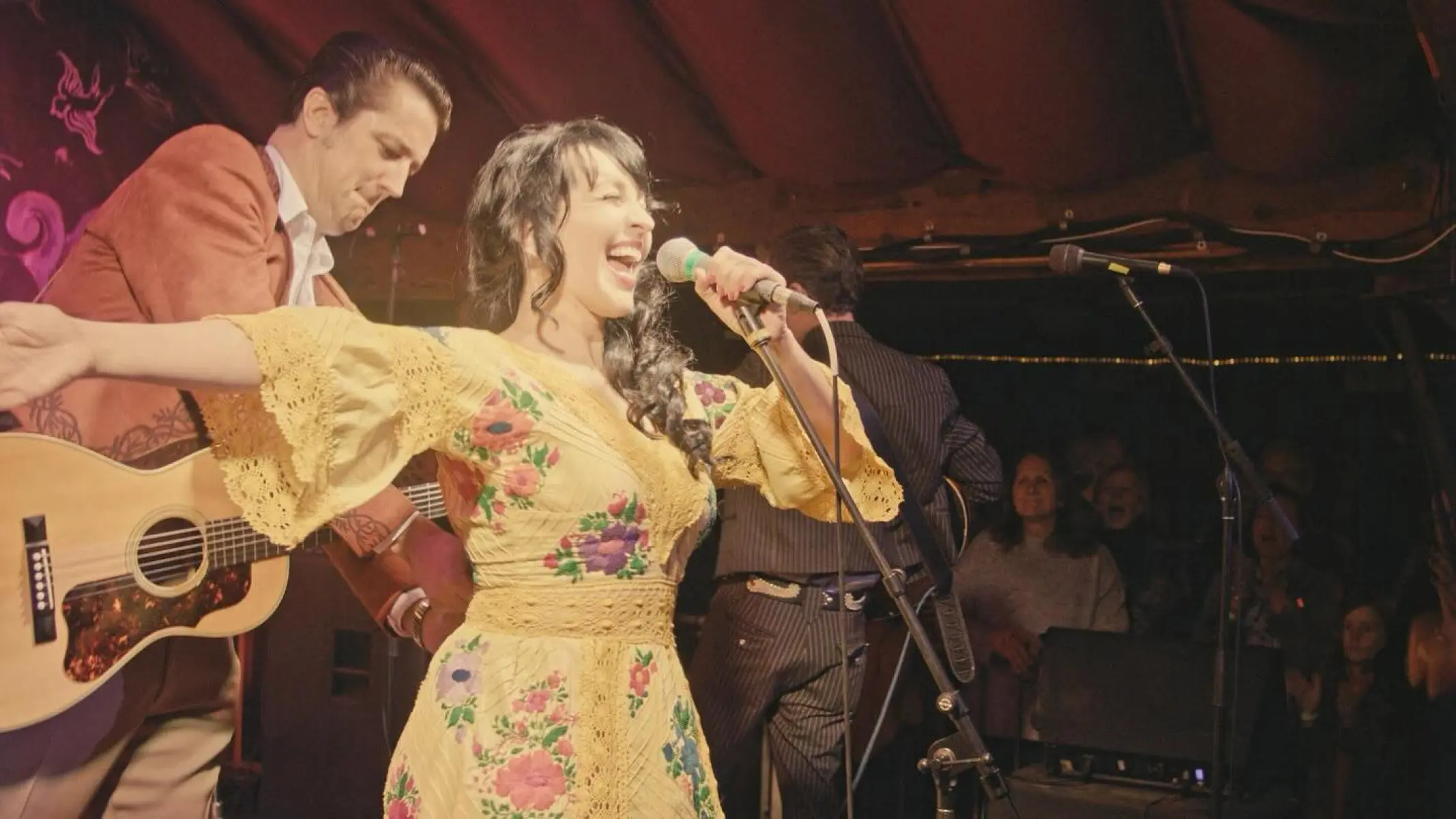 Grey DeLisle Shrugs Off Mid-Show Zipper Mishap Grey DeLisle shrugs off mid-song zipper mishap at Pappy & Harriet’s amid fan applause now!