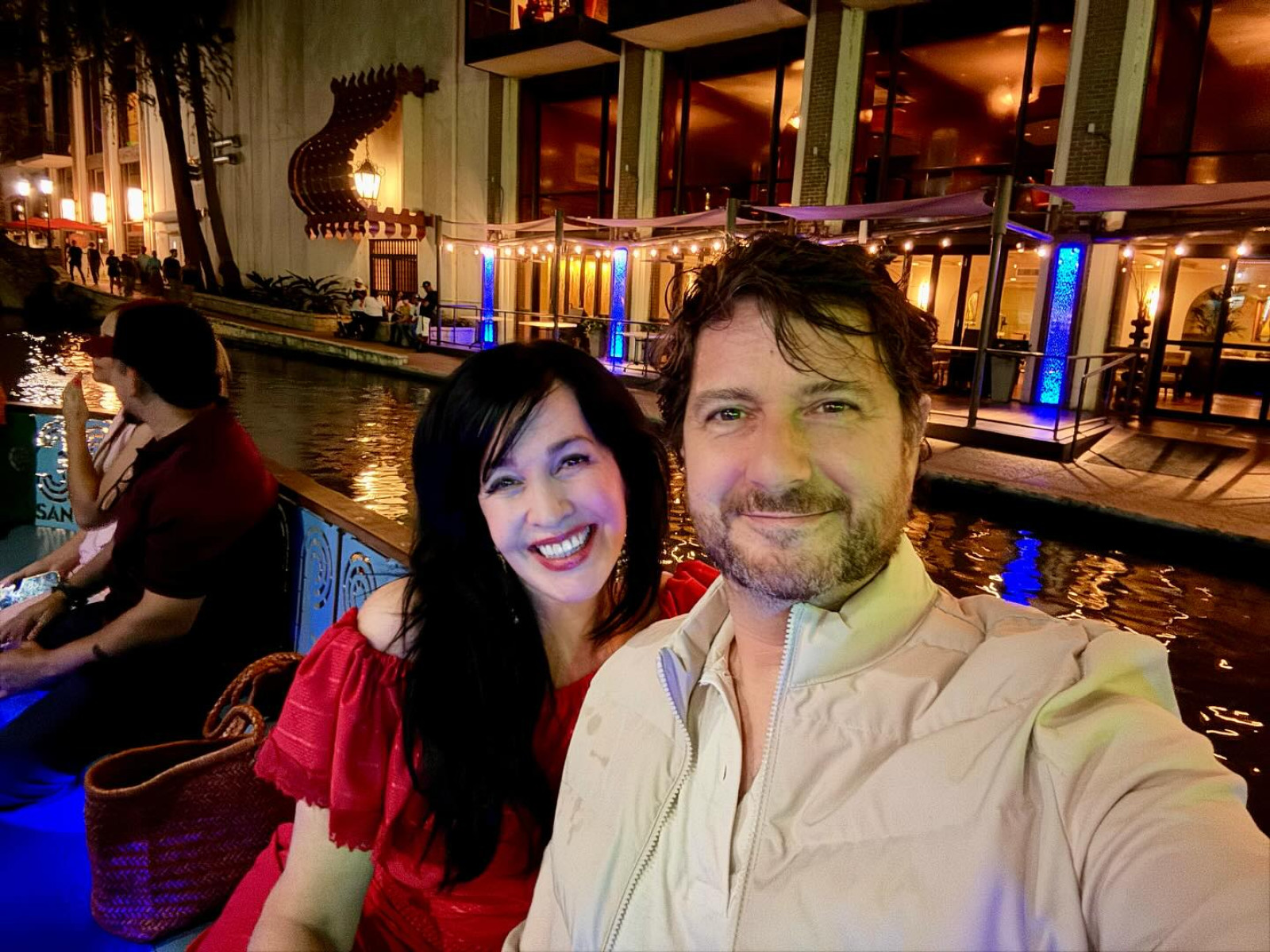 Grey DeLisle Stuns in Batman & Catwoman Cosplay San Antonio’s Riverwalk lights up as Grey DeLisle dons Batman & Catwoman cosplay in style.