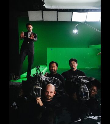 Sun, sand, and showbiz: Dive into the vibrant beach behind-the-scenes moments of Hacks.!!!