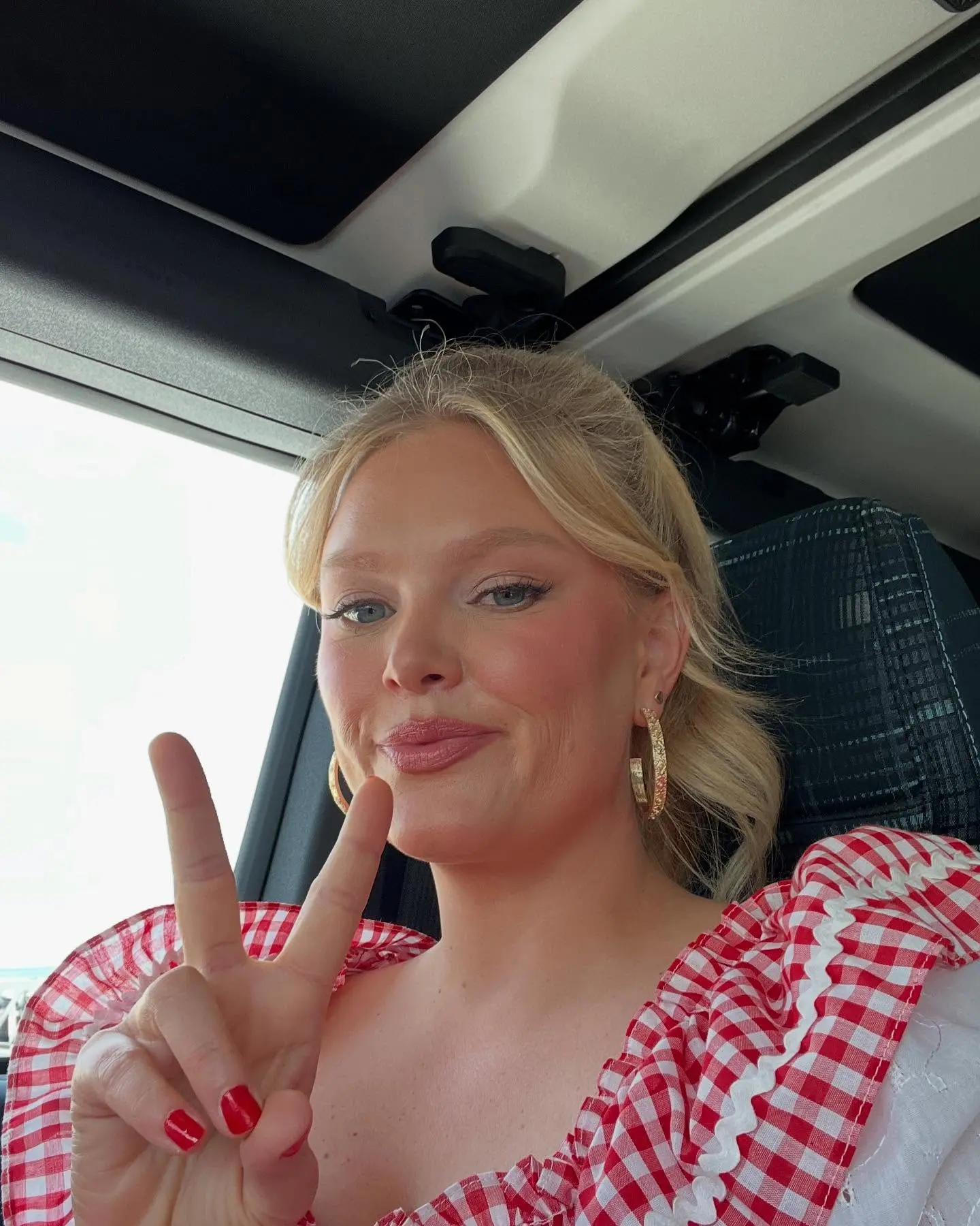 Hailey Whitters’ Bold Beach Post Sparks Social Media Buzz Hailey Whitters stuns online with a cheeky beach post and bold caption viral now on Vibe!!