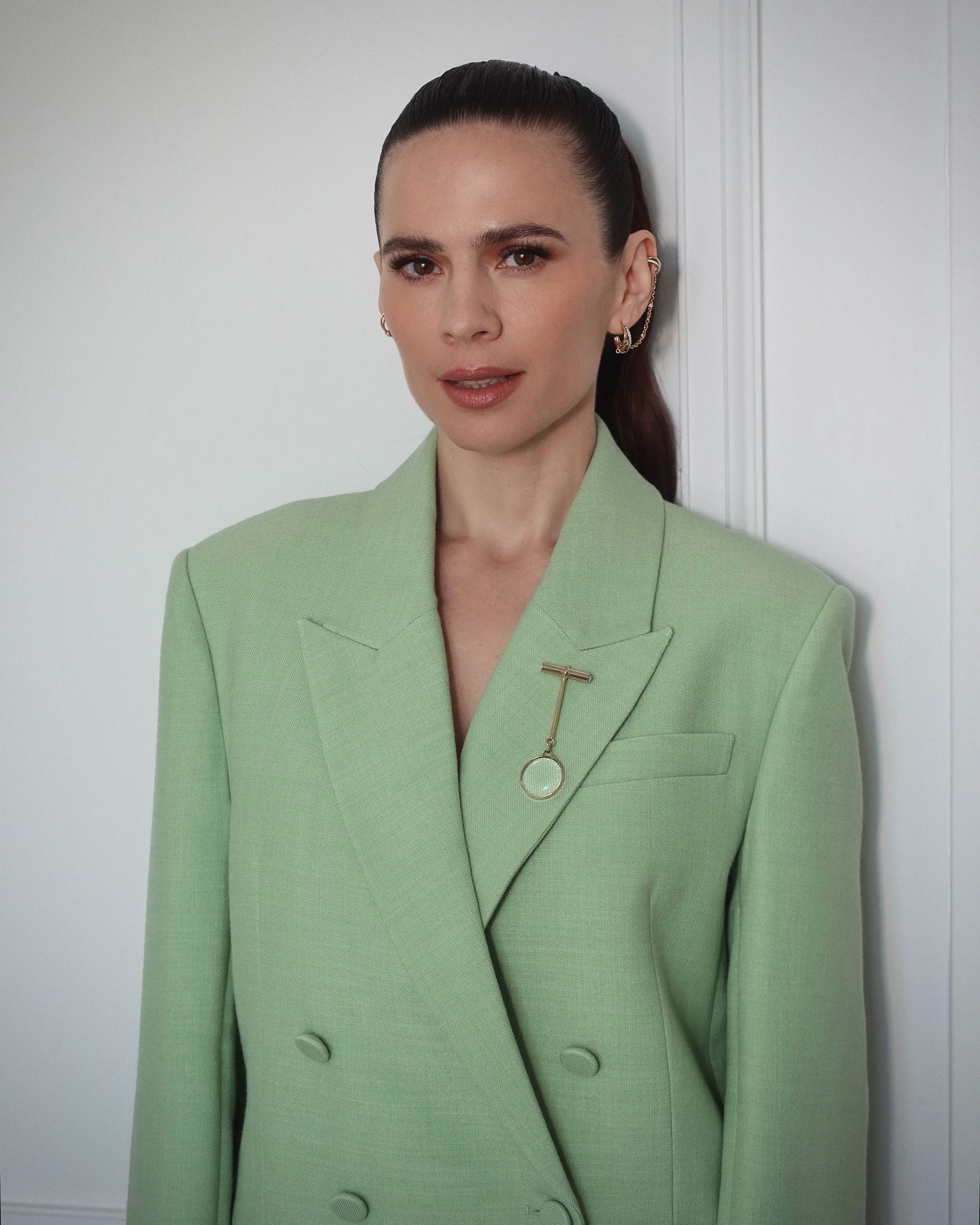 Hayley Atwell Shines at Cannes Press Day Stunning in an Erdem ensemble, the star mixes drama with elegance at Cannes Mission press!