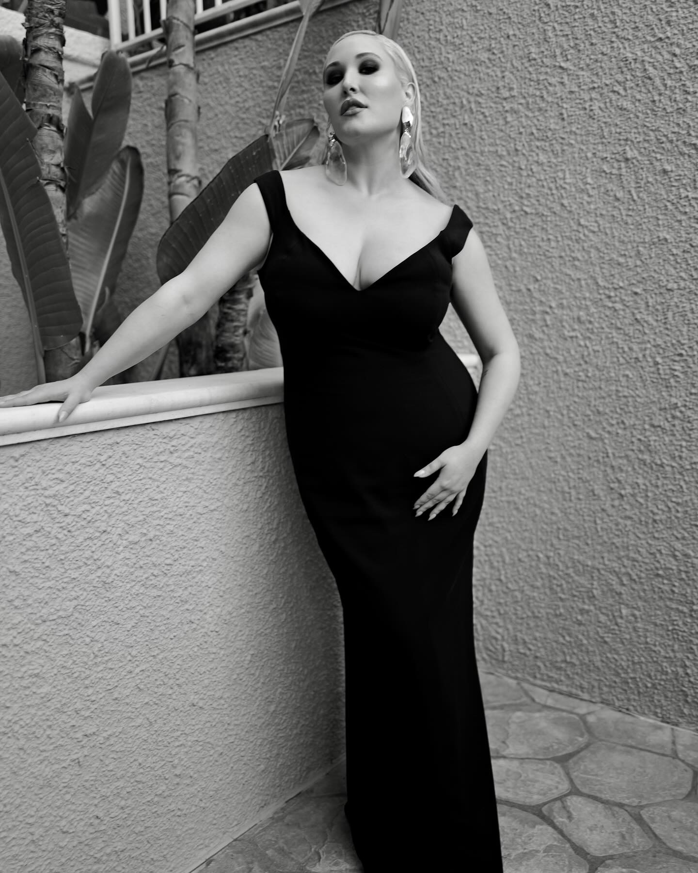 Hayley Hasselhoff dazzles with chic visuals and bold style in her latest Insta showcase!!!