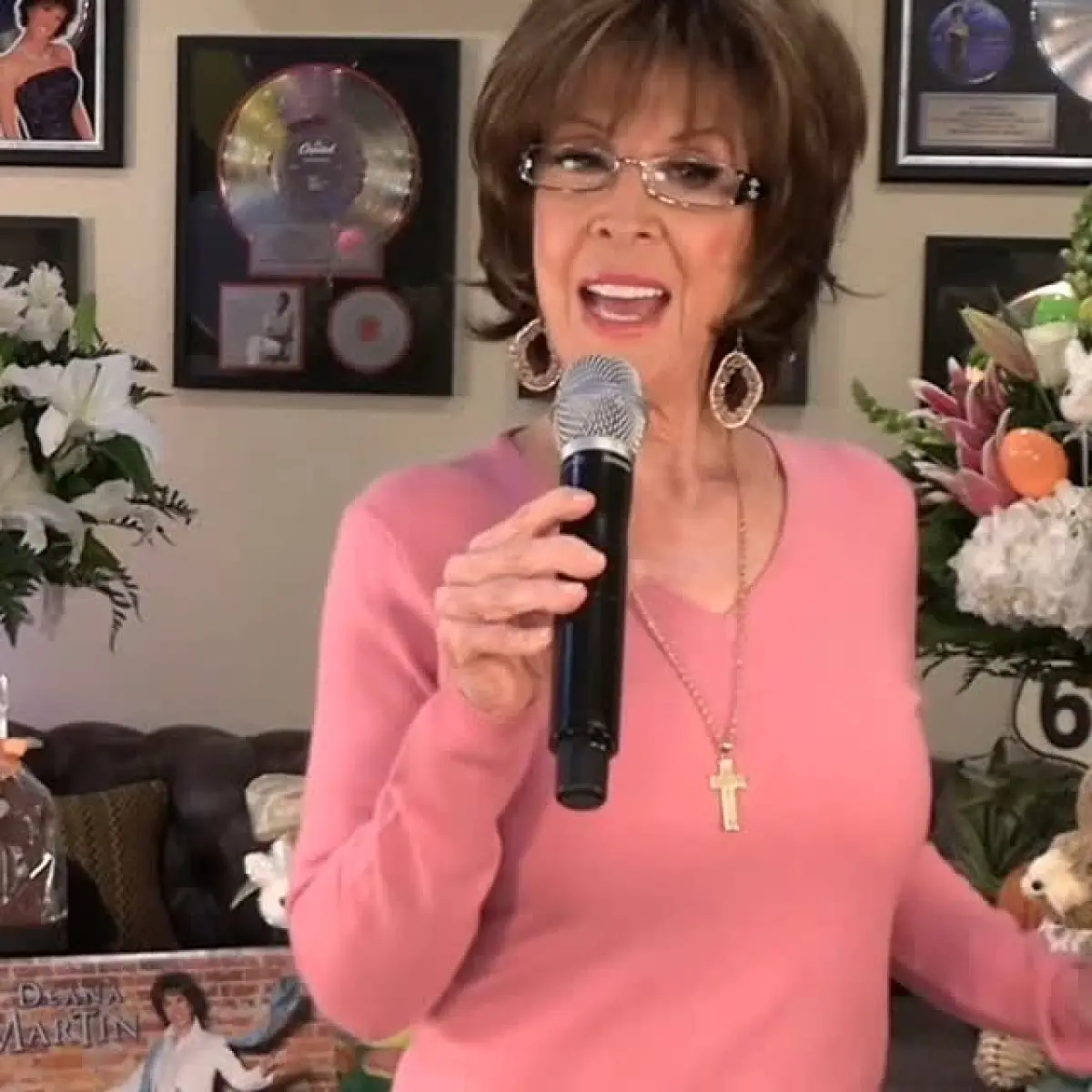 Heartfelt Tribute: Deana Martin’s Affectionate Post Deana Martin shares a tender Instagram tribute to her daddy, exuding warmth and pure love.