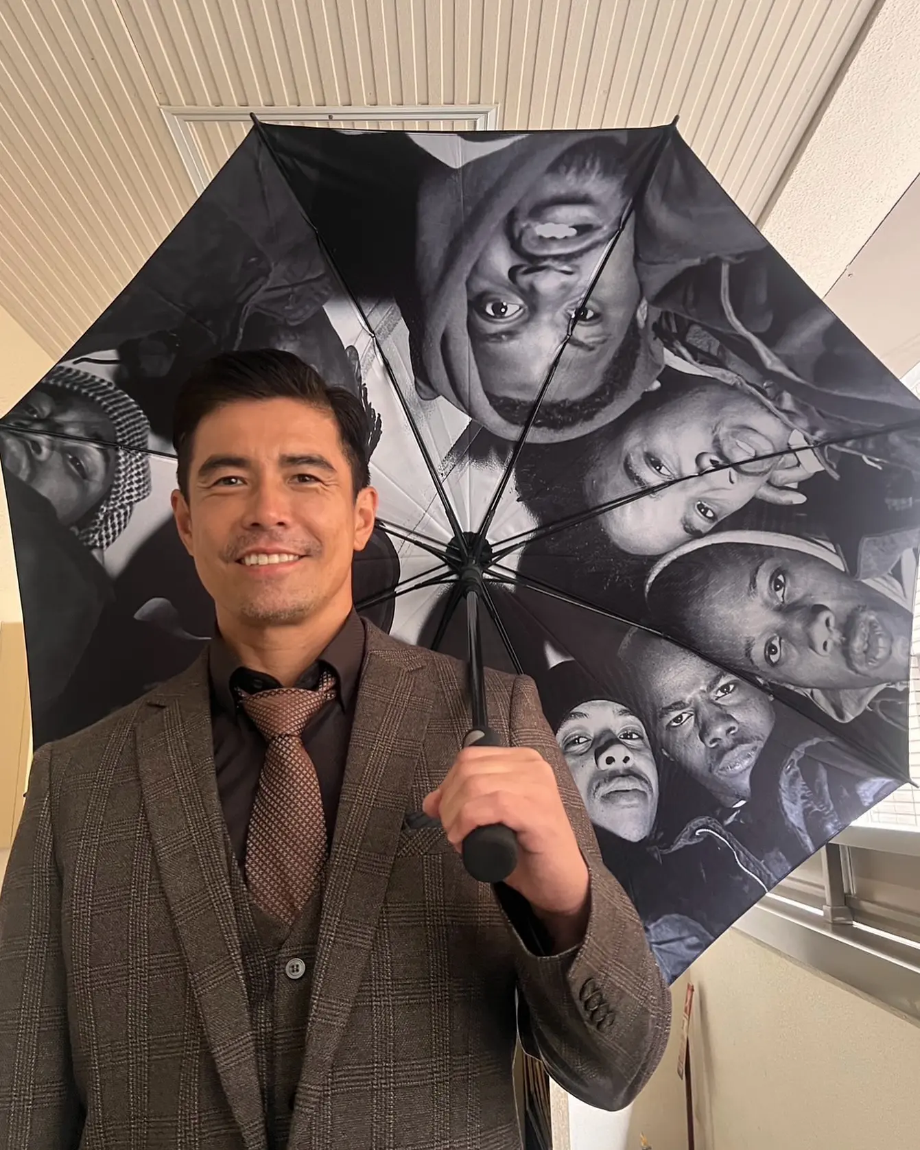 Hideaki Ito’s Chessboxin’ Style: Umbrella and Wu-Tang Vibes Japanese actor Hideaki Ito melds chess strategy with stylish streetwear and Wu-Tang cues!!