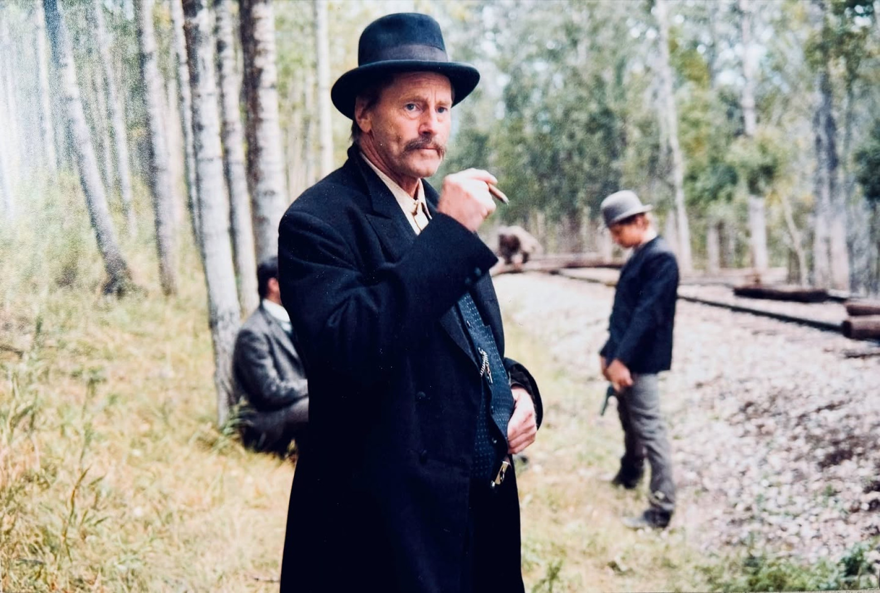 Rediscover photographic gems capturing cinema legends in candid behind‑the‑scenes shots!