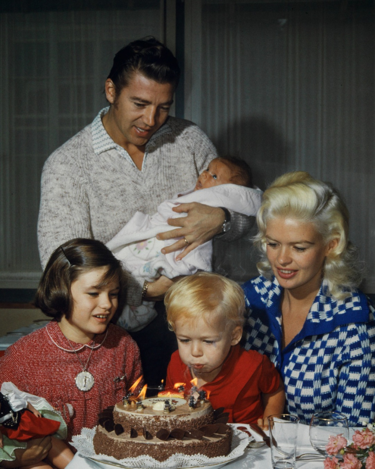 Honoring Jayne Mansfield’s Family On Mother’s Day 1960 Historic tribute at Mount Sinai Hospital, celebrating motherhood & enduring family in 1960