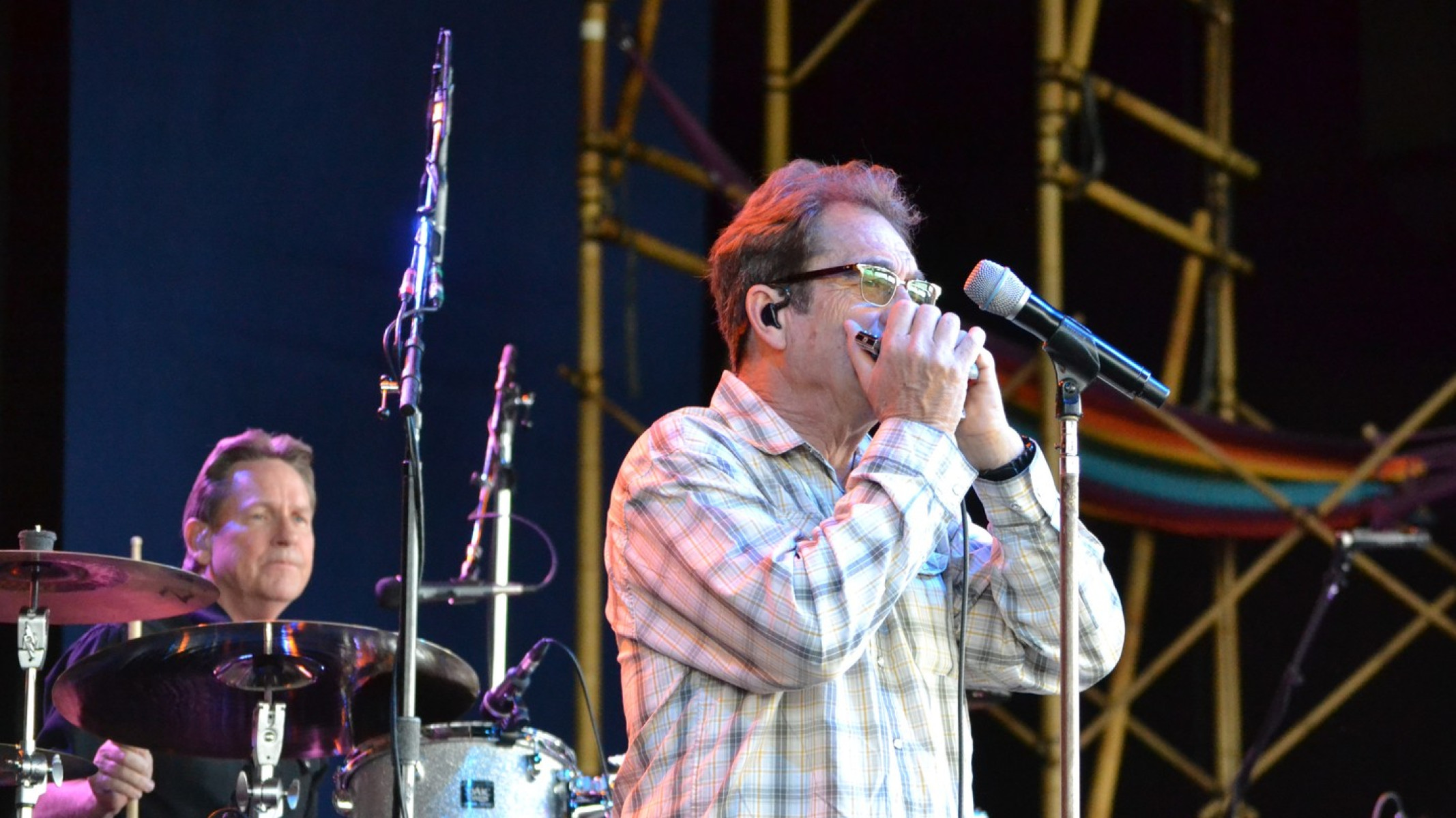 Huey Lewis Highlights Drummer-Singer Connection Exploring the essential groove that fuels flawless performance and a smooth vocal blend!!!