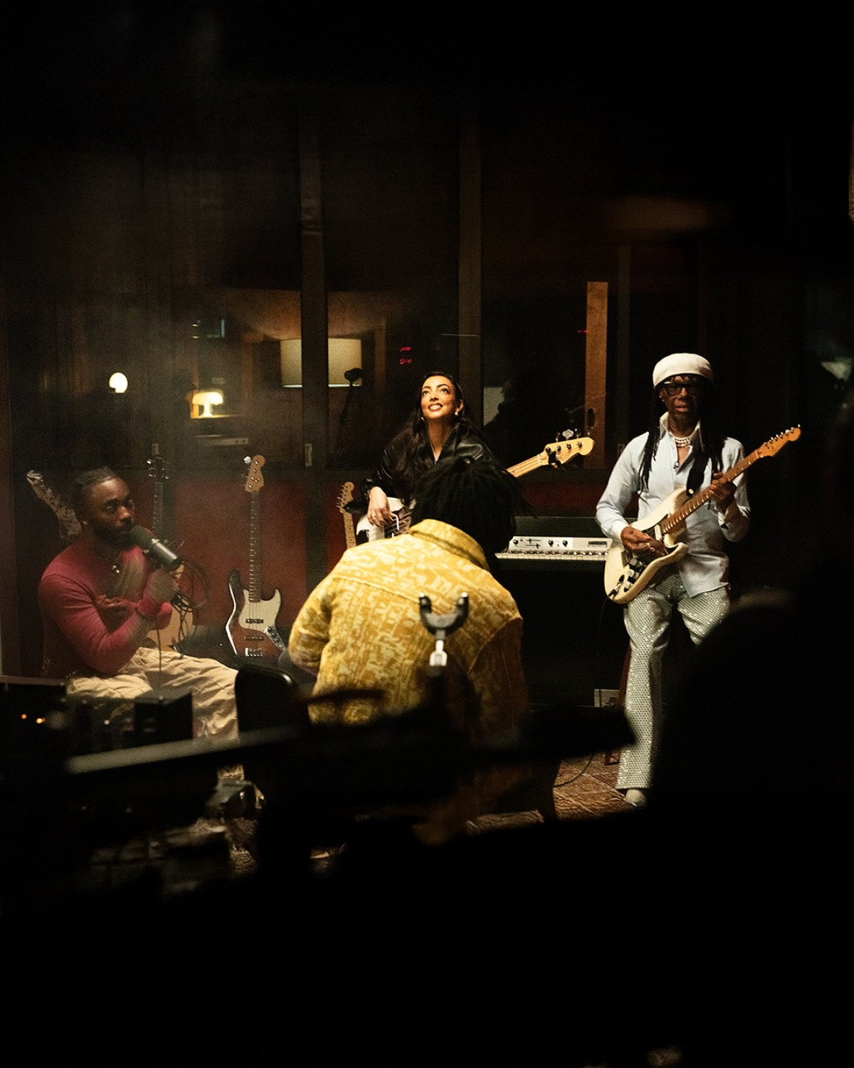 Hypnotic Night: Rodgers & EarthGang Drop On Amazon Music Iconic Nile Rodgers teams with EarthGang for an Amazon Music drop, out tomorrow! Pure Hit.