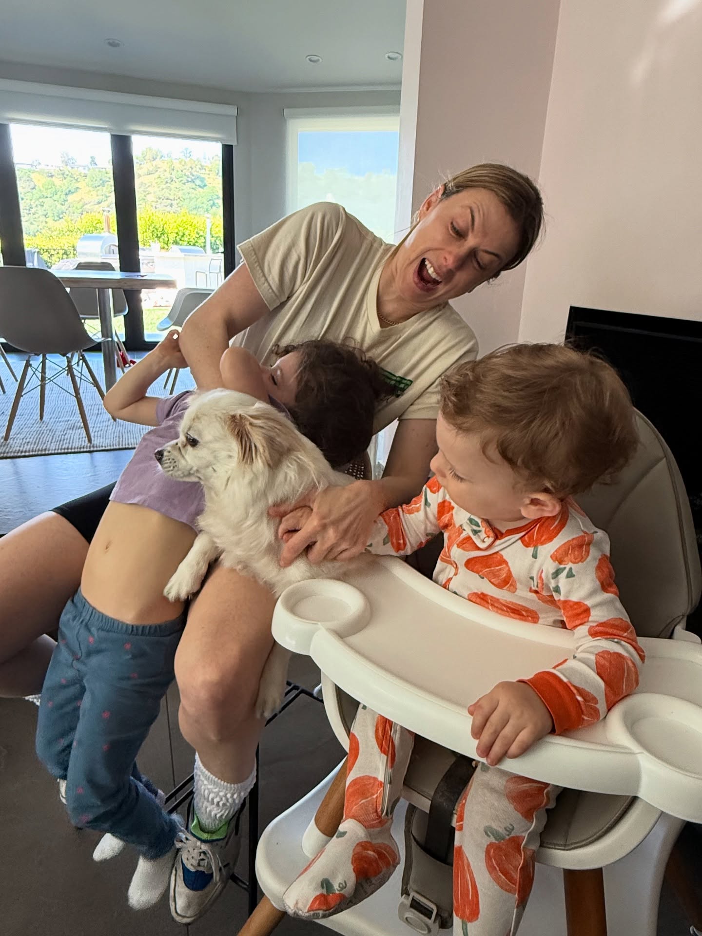 Celebrity Iliza treats herself to a perfect coffee moment while embracing her unique style