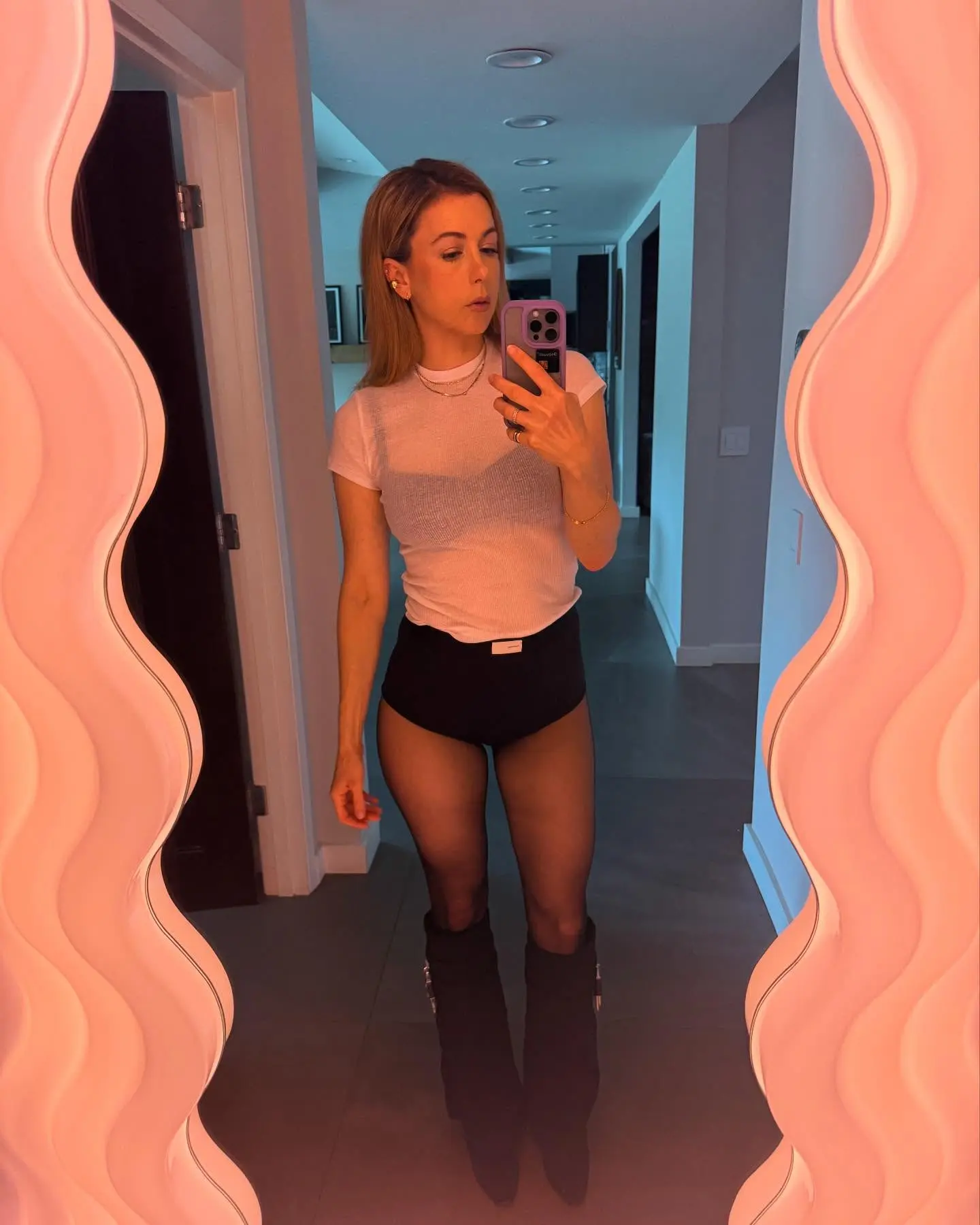 Iliza’s No-Pics Venue: A Night Of Exclusivity
