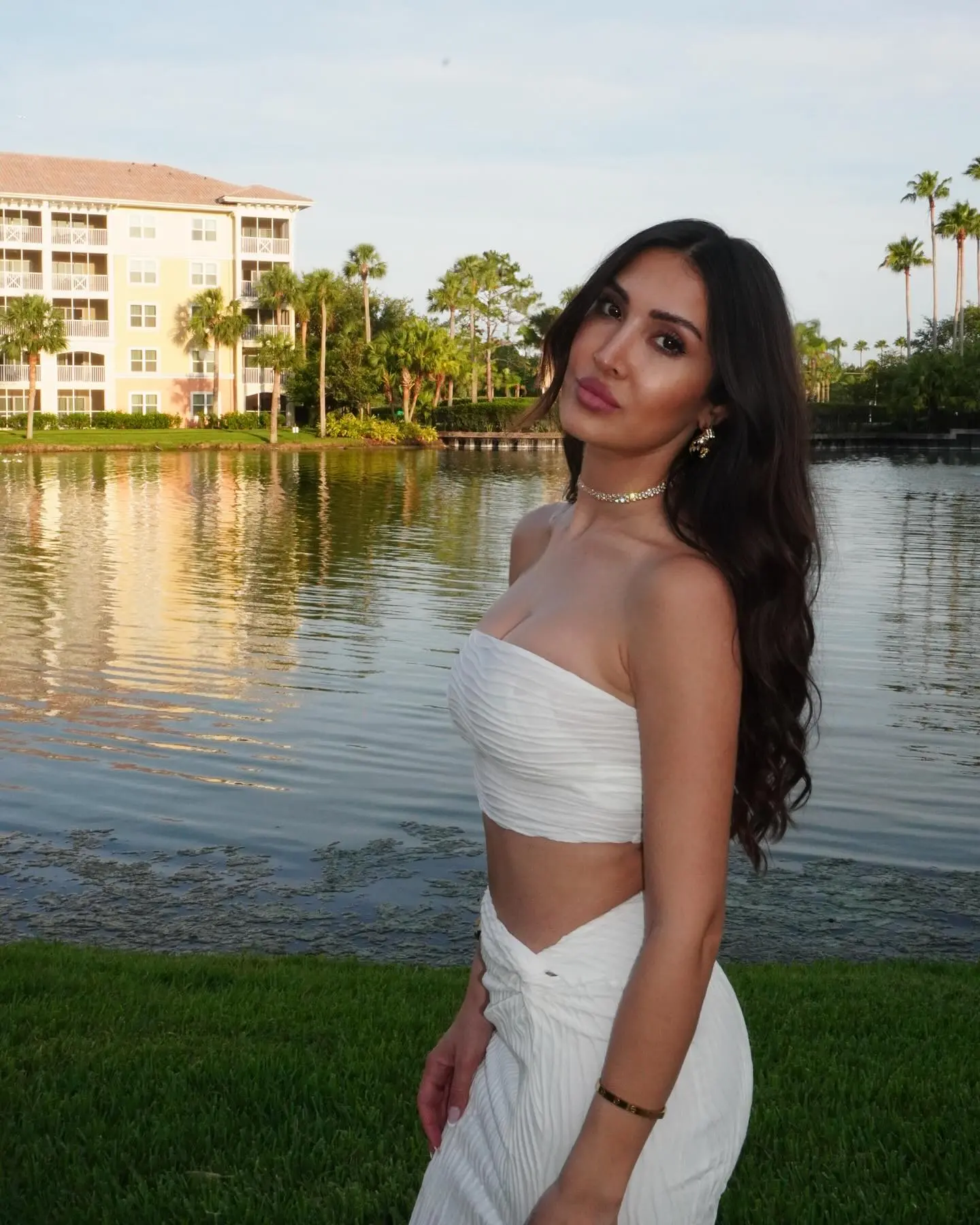 Jandae Percem Channels Golden Hour in ‘Solar Powered Vibes’ Instagram Shoot Influencer steps into radiant summer scenes blending chic ensembles with natural sunlight.