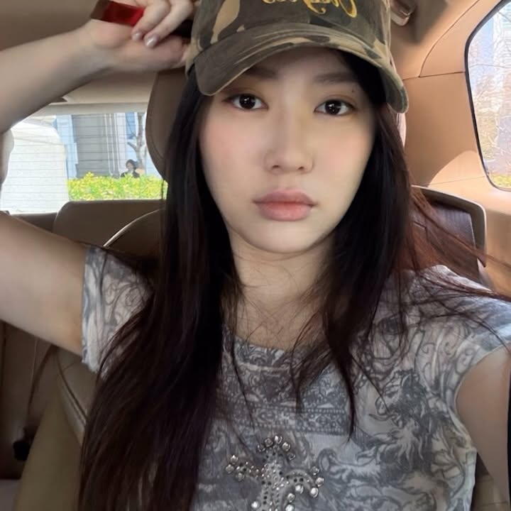 Jasmine Yen Radiates Silver Elegance
