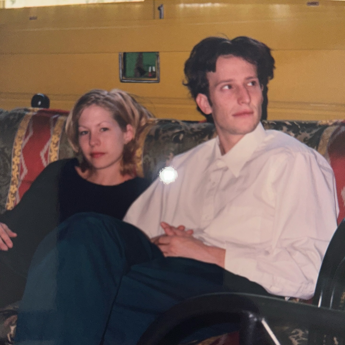 Jenna Elfman’s 90s Throwback Celebrates Timeless Teamwork A 1990s flashback shows a timeless partnership as Jenna Elfman celebrates enduring unity.!