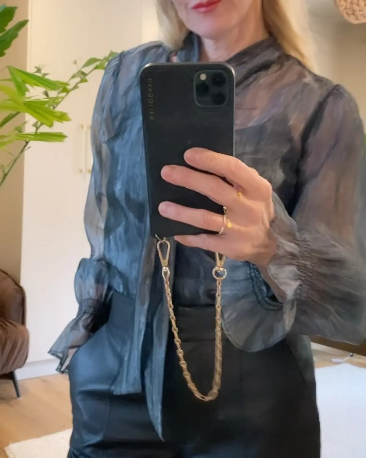 Jennie Garth embraces chic style, uplifting mood and self-confidence with a bold outfit.
